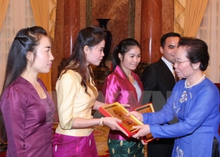 Vize-Staatspräsidentin Nguyen Thi Doan trifft herausragende laotische Studenten - ảnh 1
